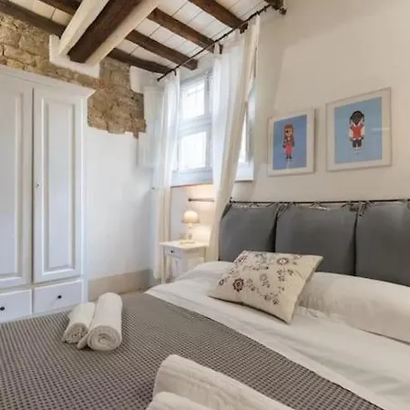 Apartment F2 - Santa Croce One Bedroom Flat 2 To 4 Guests