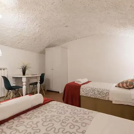 F2 - Santa Croce One Bedroom Flat 2 To 4 Guests Florence